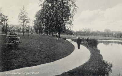 15564 Gezicht op de Hernhuttersingel langs de vijver van Slot Zeist te Zeist uit het zuidoosten.